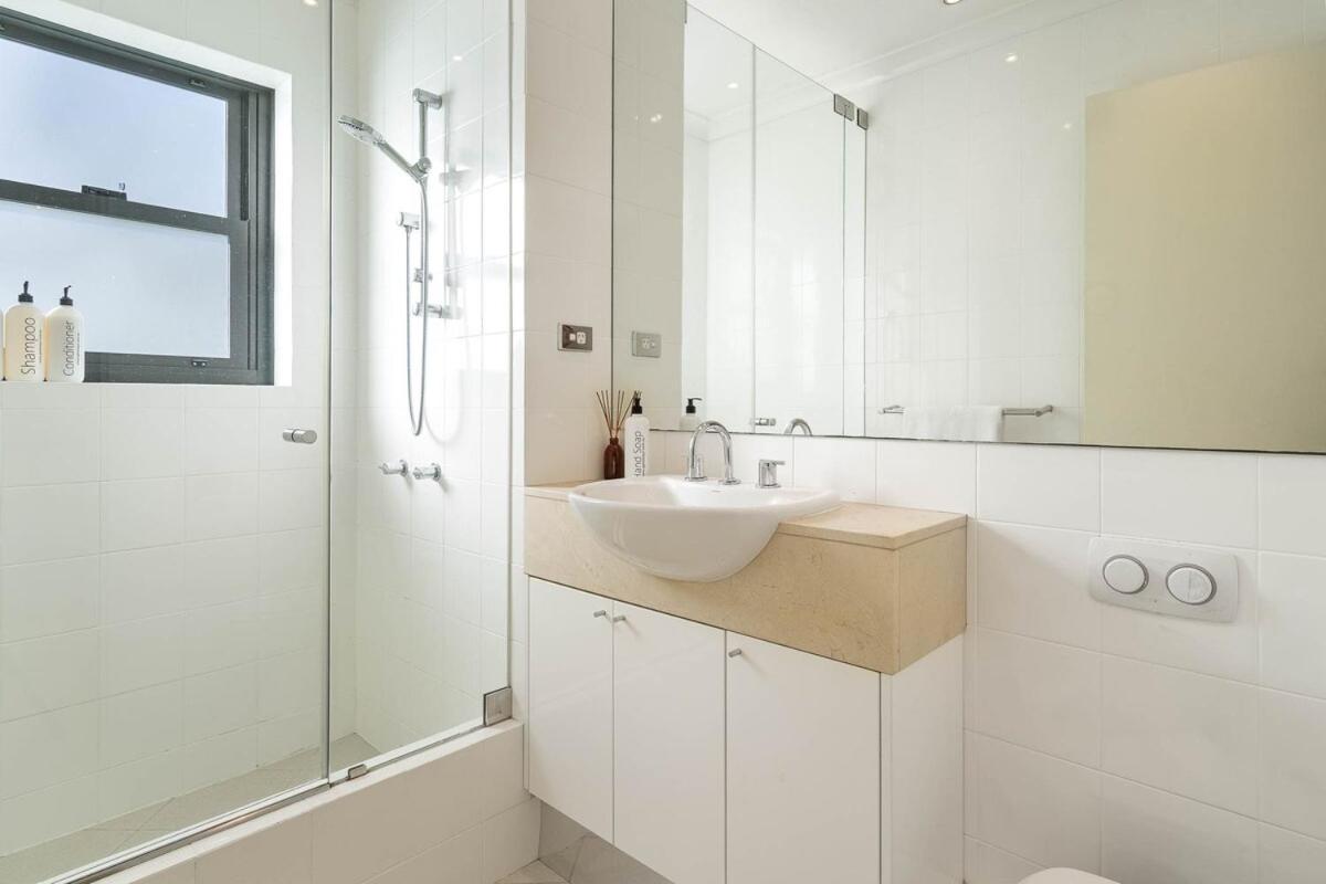 One Bedroom On Harbour Apartment *